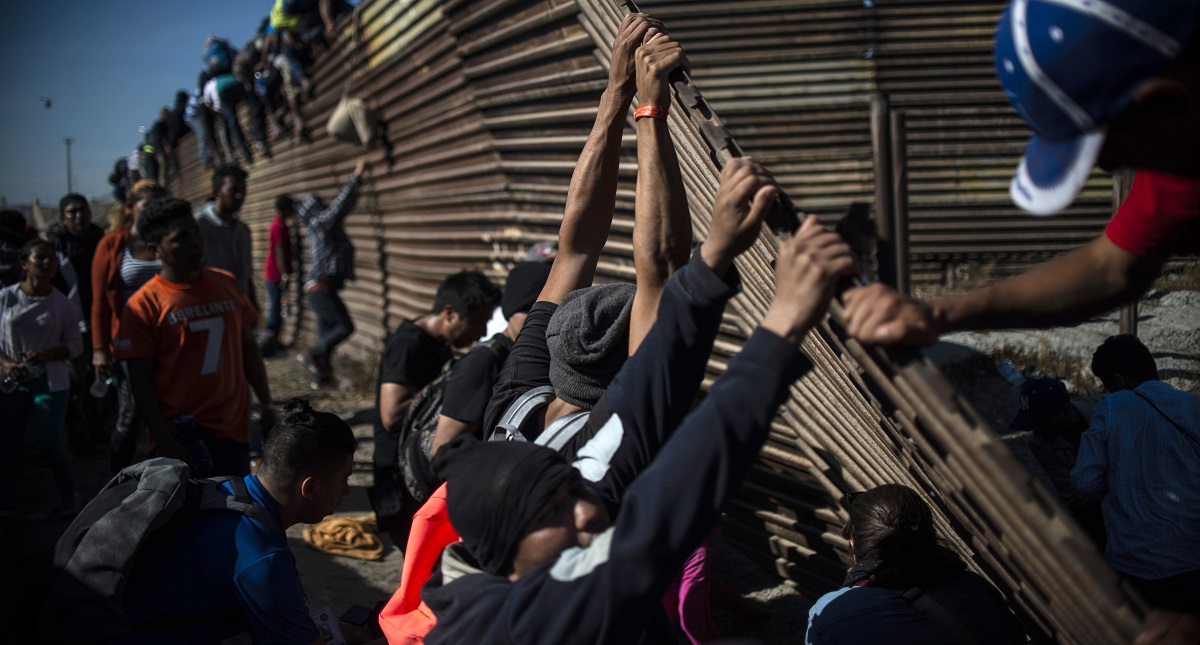 EE.UU. arresta a 42 migrantes tras confrontación en San Ysidro - centroamericanos