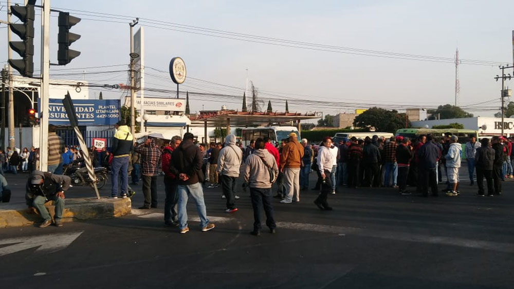Microbuseros bloquean Ermita Iztapalapa y Eje 6 Sur