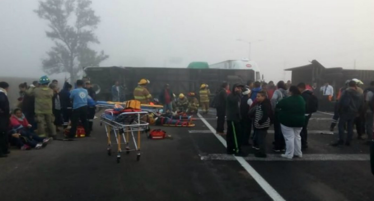 Choque entre autobús y tráiler en Jalisco deja 28 lesionados