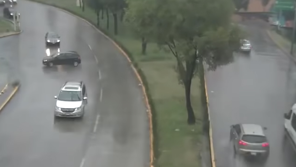 #Video Automóvil derrapa y choca en el Estado de México por la lluvia