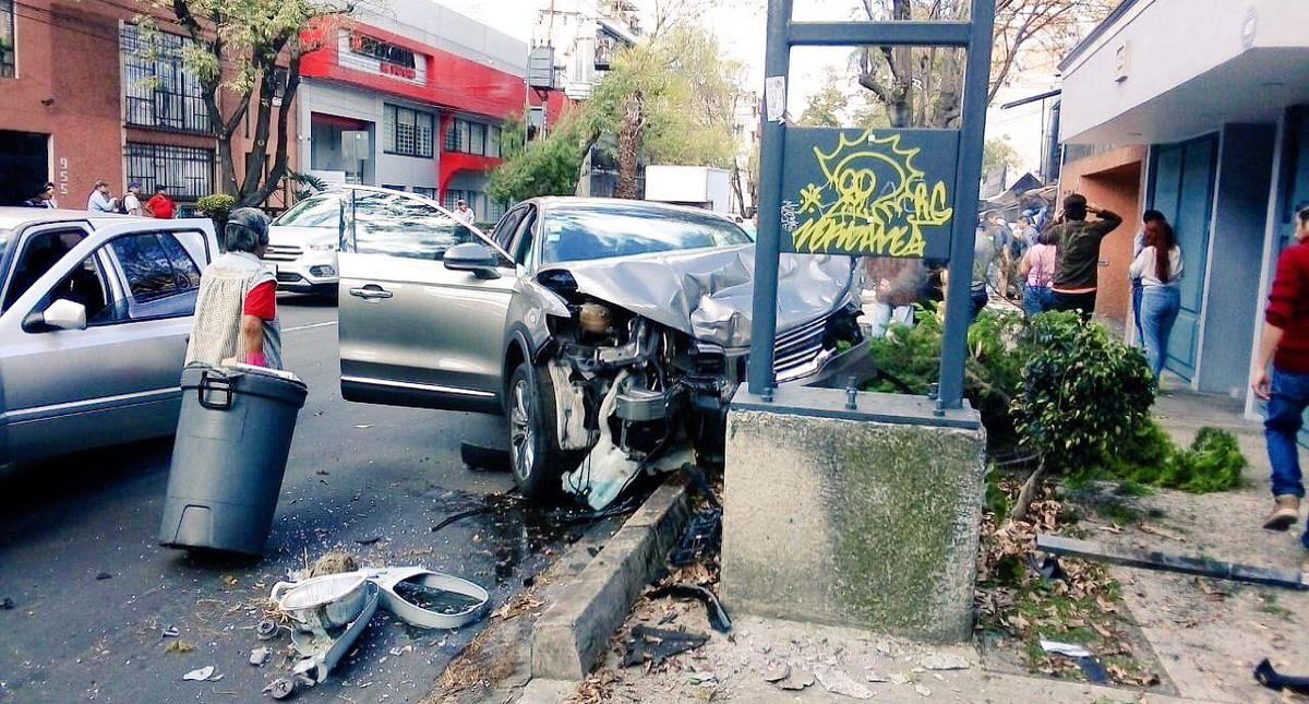 Conductor choca y atropella a dos ciclistas en Benito Juárez