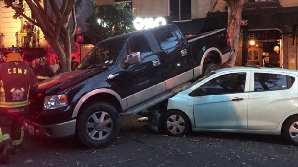 Conductor intenta atropellar a ciclista y choca autos en la Roma