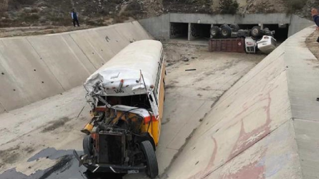 Choque entre camión y autobús deja más de 30 heridos en Tijuana