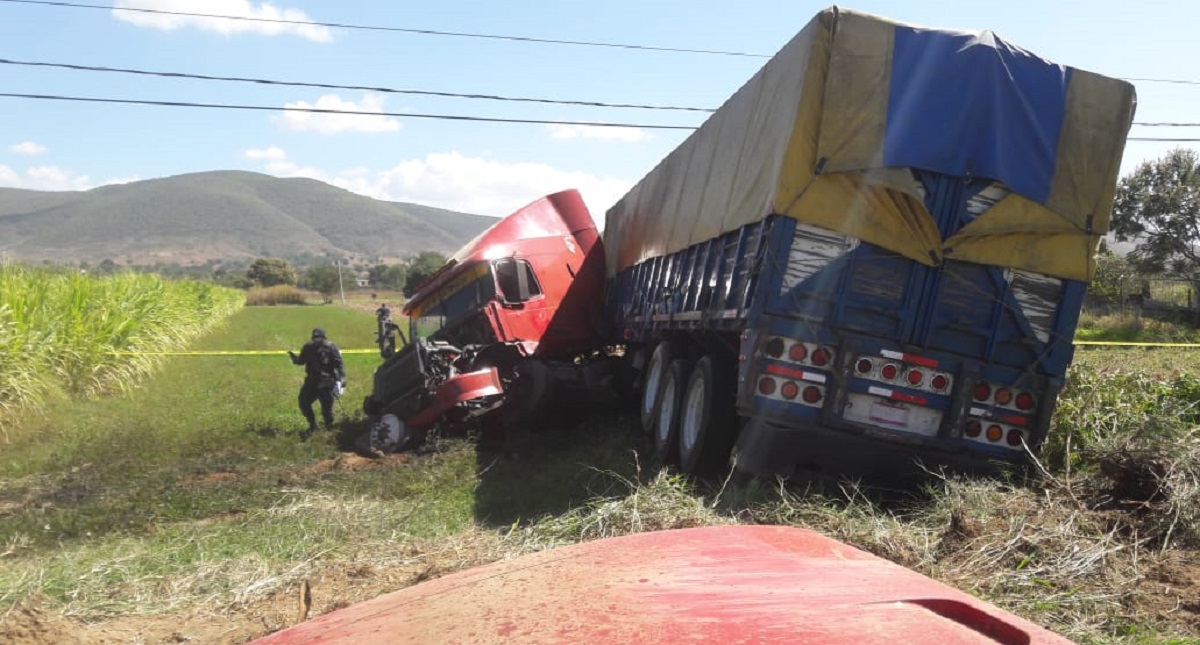 Mueren cinco en choque de tractocamión contra taxi en Oaxaca