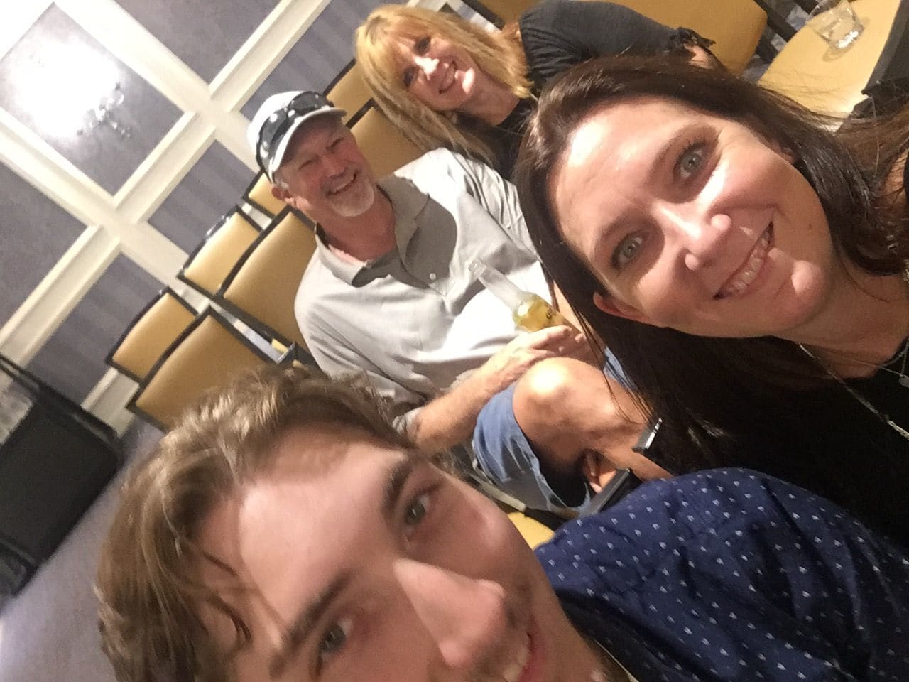 Selfie salva a joven de ser condenado a cadena perpetua - christopher-precopia-con-su-familia-en-el-renaissance-austin-hotel