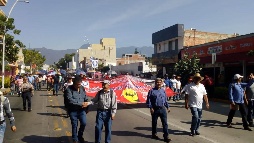 CNTE marcha en Oaxaca contra Ulises Ruiz y Elba Esther Gordillo