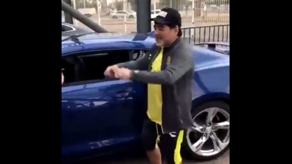 #Video Regalan auto deportivo a Maradona