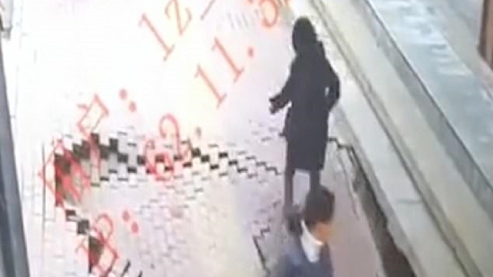 #Video Suelo se traga a mujer en China #Video Suelo se traga a mujer en China
