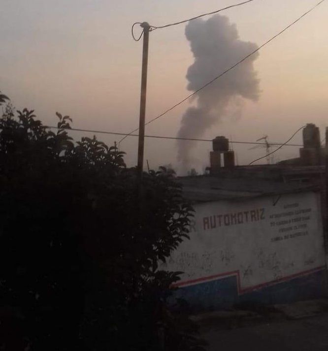 Bomberos atienden explosión de pirotecnia en Tultepec - columna-de-humo-por-la-explosion