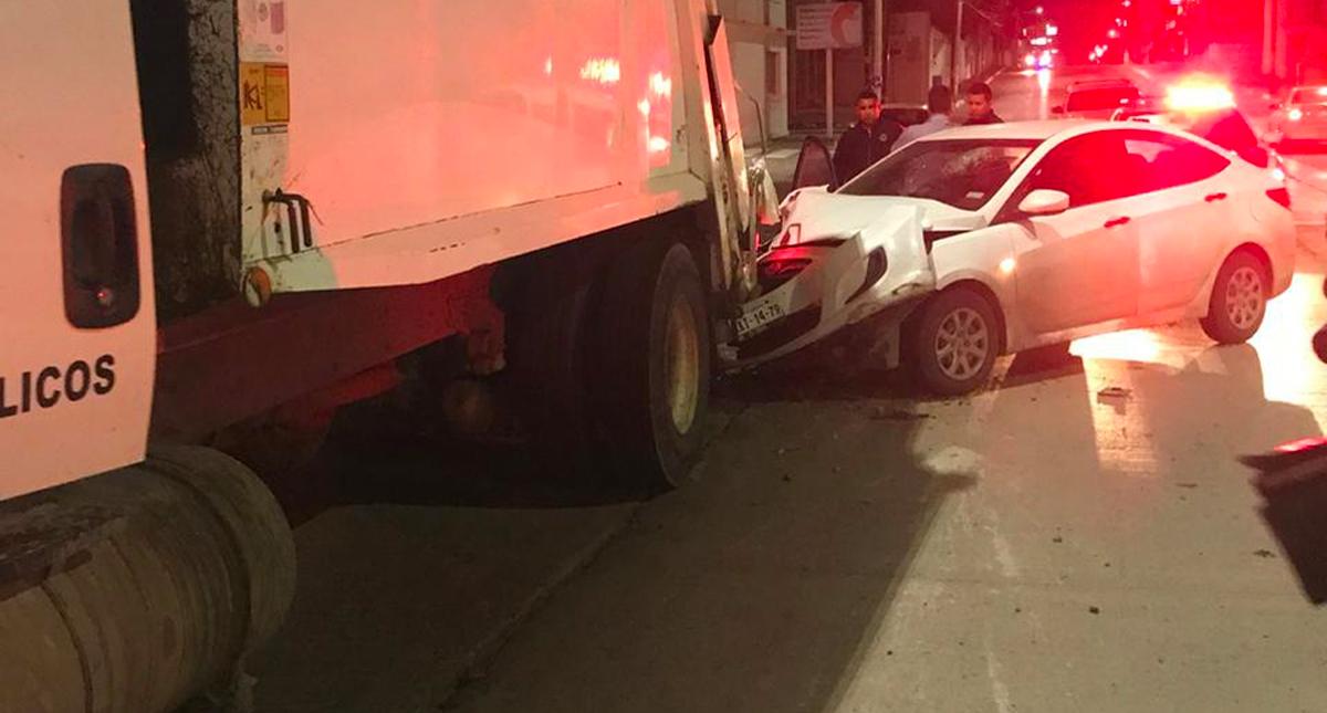 Conductor ebrio choca a exceso de velocidad contra camión de basura