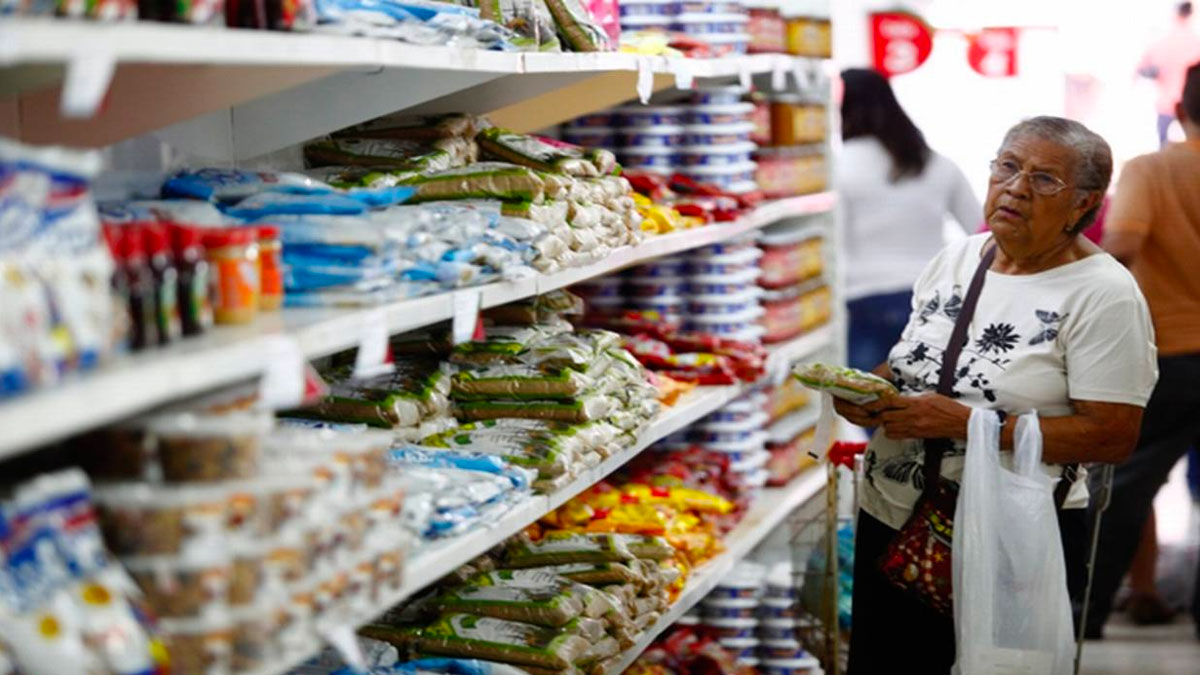 Canasta alimentaria se redujo de 8.9 pesos en octubre