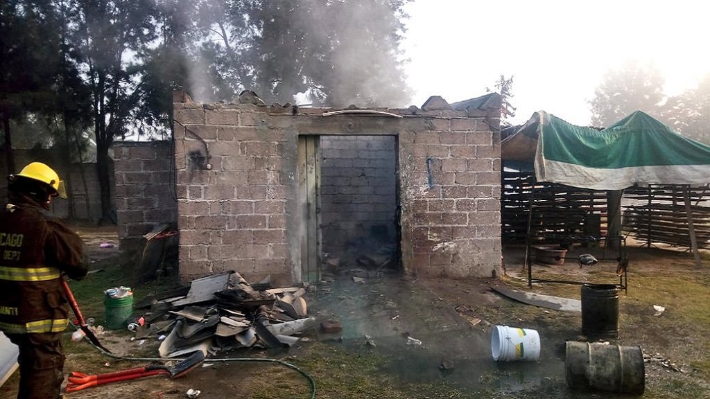 Bomberos atienden explosión de pirotecnia en Tultepec - construccion-de-4x4-mts-que-estallo-por-la-pirotecnia-que-albergaba