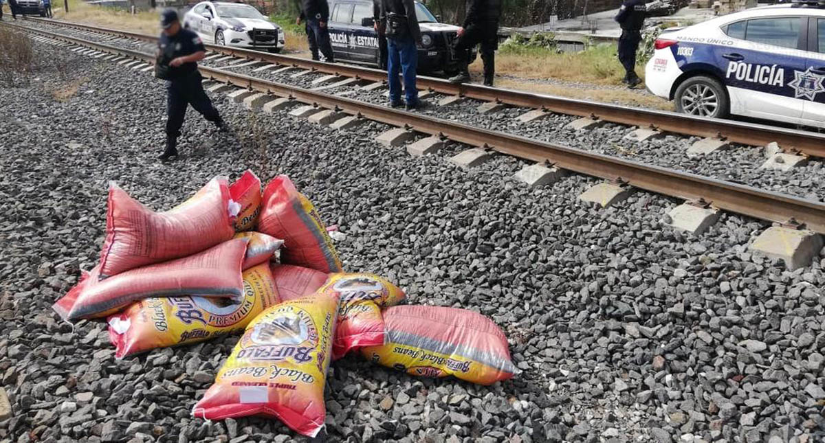 Recuperan costales de frijol robados a tren en Edomex