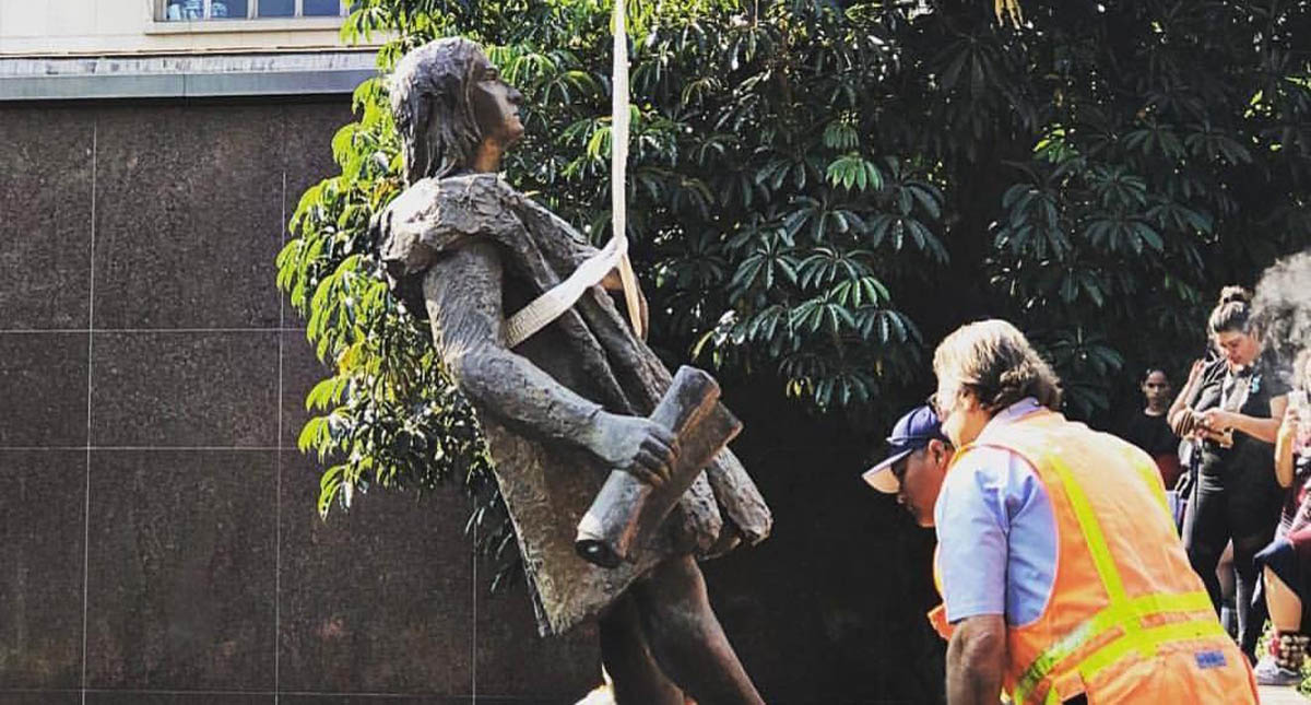 Quitan estatua de Cristóbal Colón en Los Ángeles como acto de “justicia”