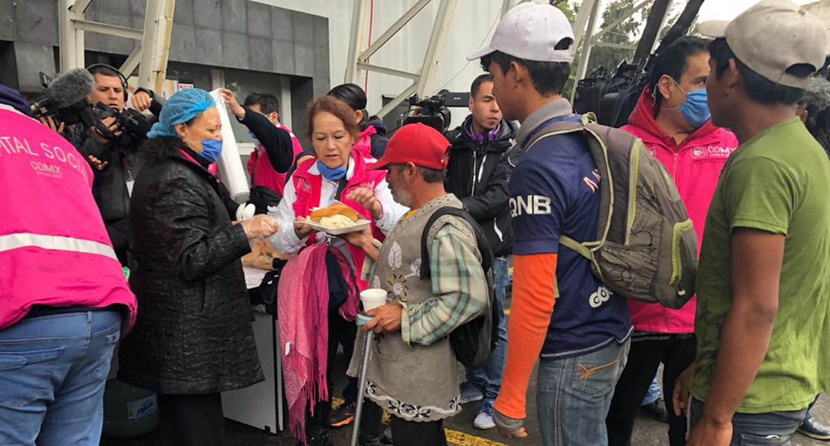 Prevén arribo de cinco mil centroamericanos a la CDMX - dan-pan-atole-arroz-y-tamales-a-centroamericanos-que-llegan-al-deportivo-mixhuca
