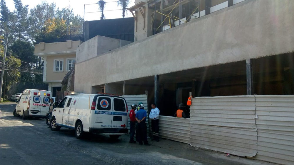 Muere trabajador tras caer de cuarto piso en Lomas Altas