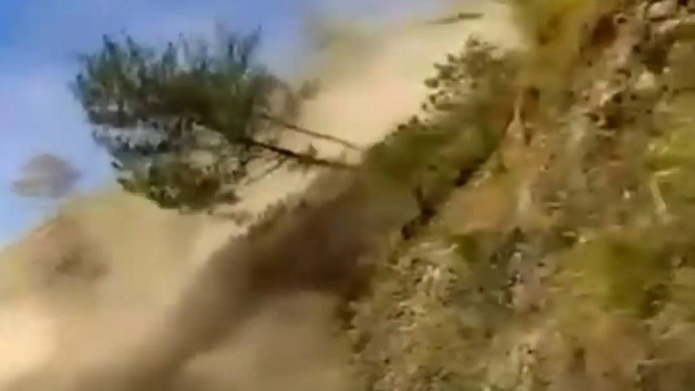 #Video Deslave estuvo a punto de sepultar autobús en Filipinas