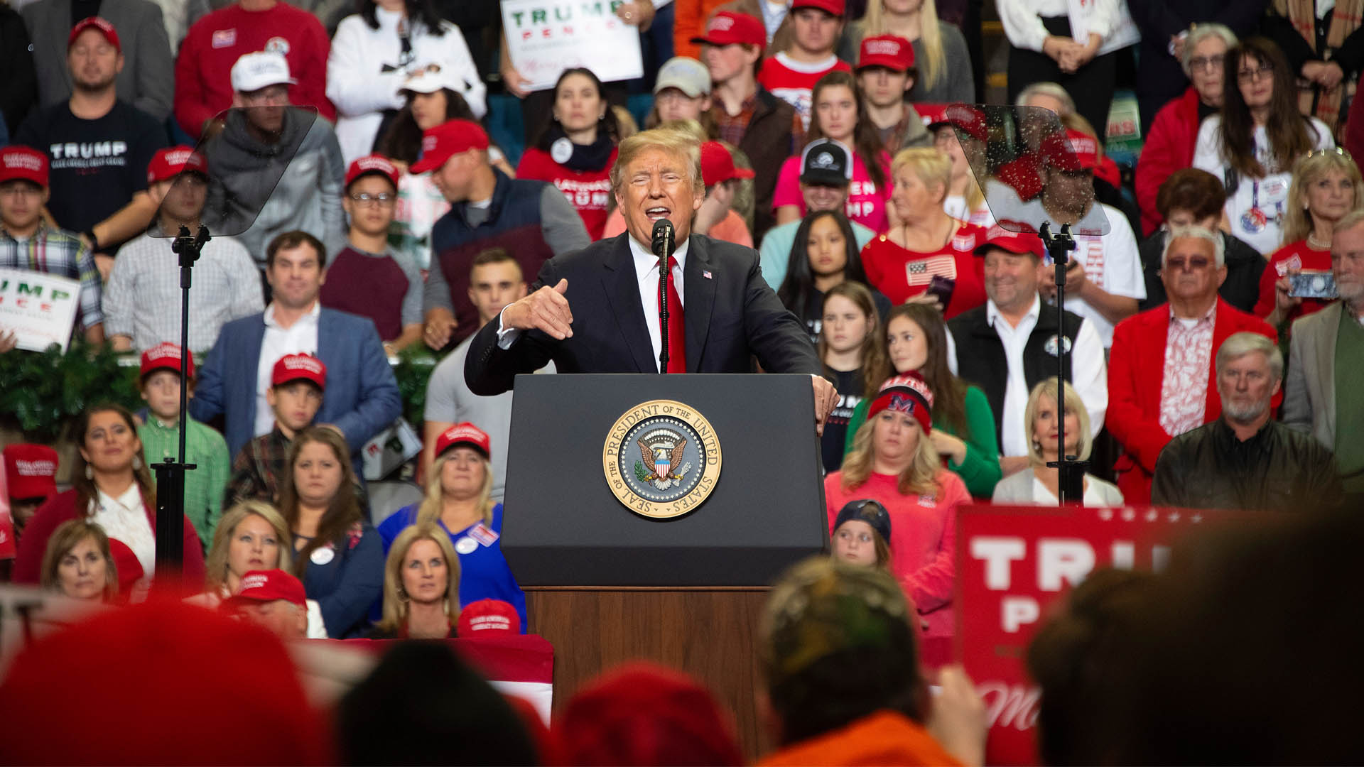 Trump reitera su retórica antimigrante en mitines en Mississippi