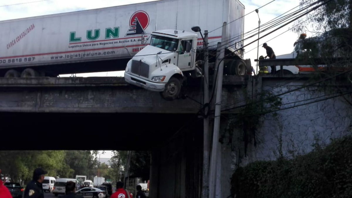Tráiler termina colgando de puente en Tlalnepantla