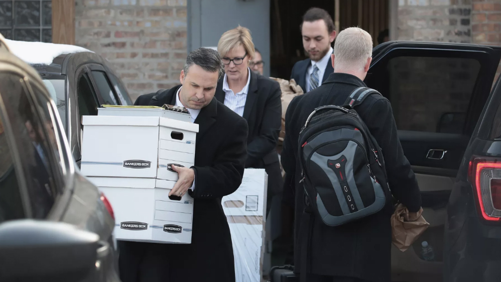 FBI allana oficinas de exabogado de impuestos de Trump