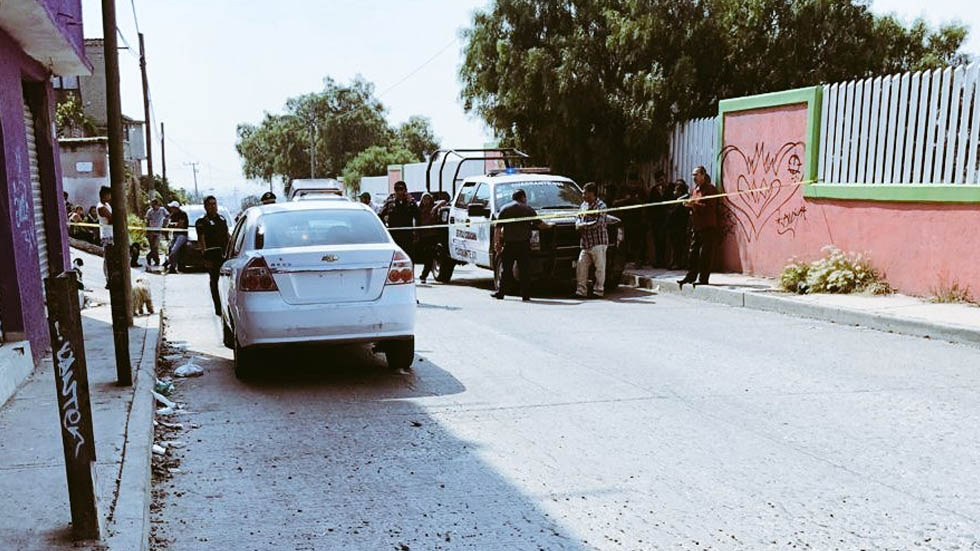Hallan a ejecutado dentro de automóvil en Ecatepec