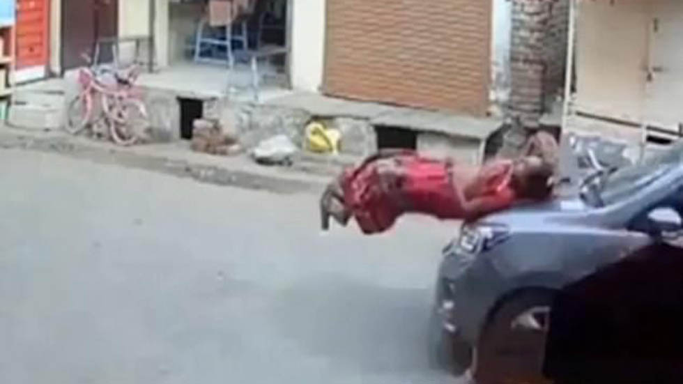 #Video Madre y su bebé sobreviven ilesos a atropello en India - el-conductor-se-llevo-varios-metros-en-el-cofre-a-la-mujer