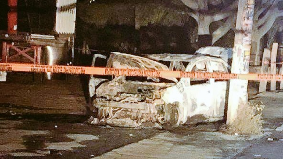 Hallan cadáver dentro de auto incendiado en Naucalpan - el-cuerpo-de-una-persona-yacia-en-la-parte-trasera-de-un-auto-calcinado