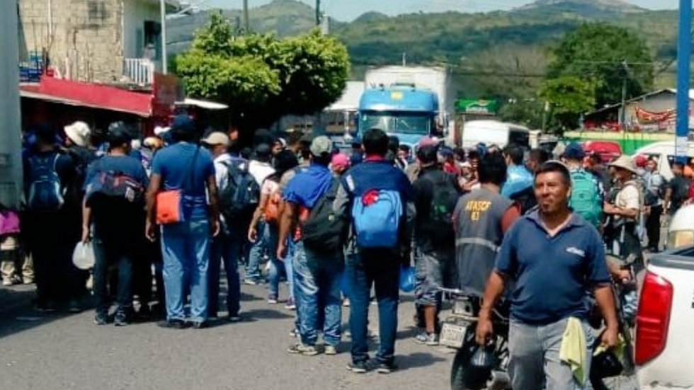 Parten de El Salvador a EE.UU. más de mil 700 migrantes en caravana