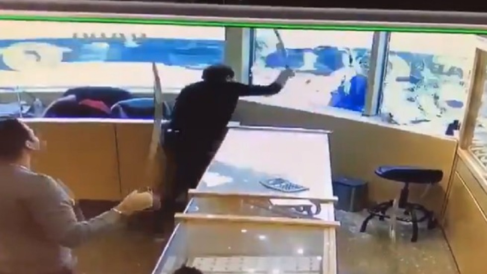 #Video Empleados de joyería se defienden de robo con espadas