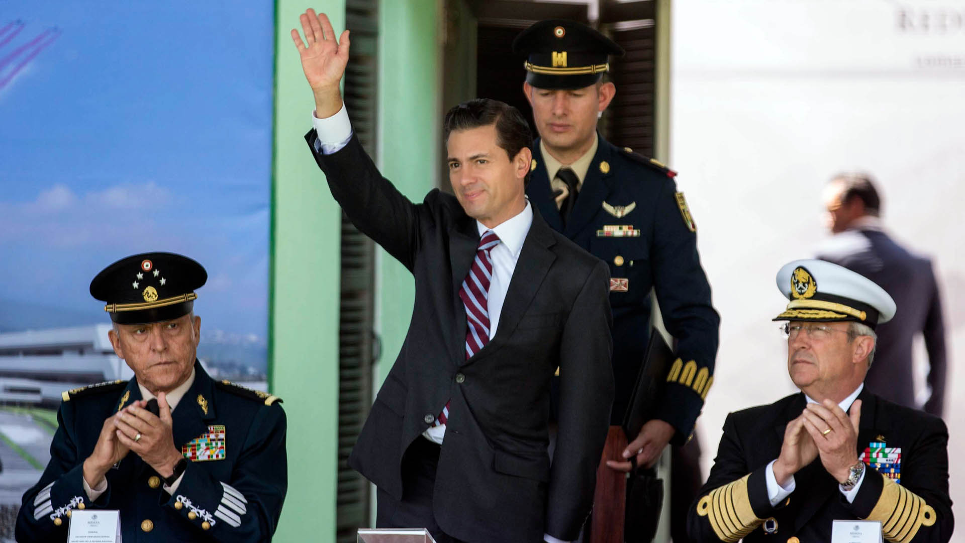 Cienfuegos y Soberón desean éxito a sus sucesores en las Fuerzas Armadas