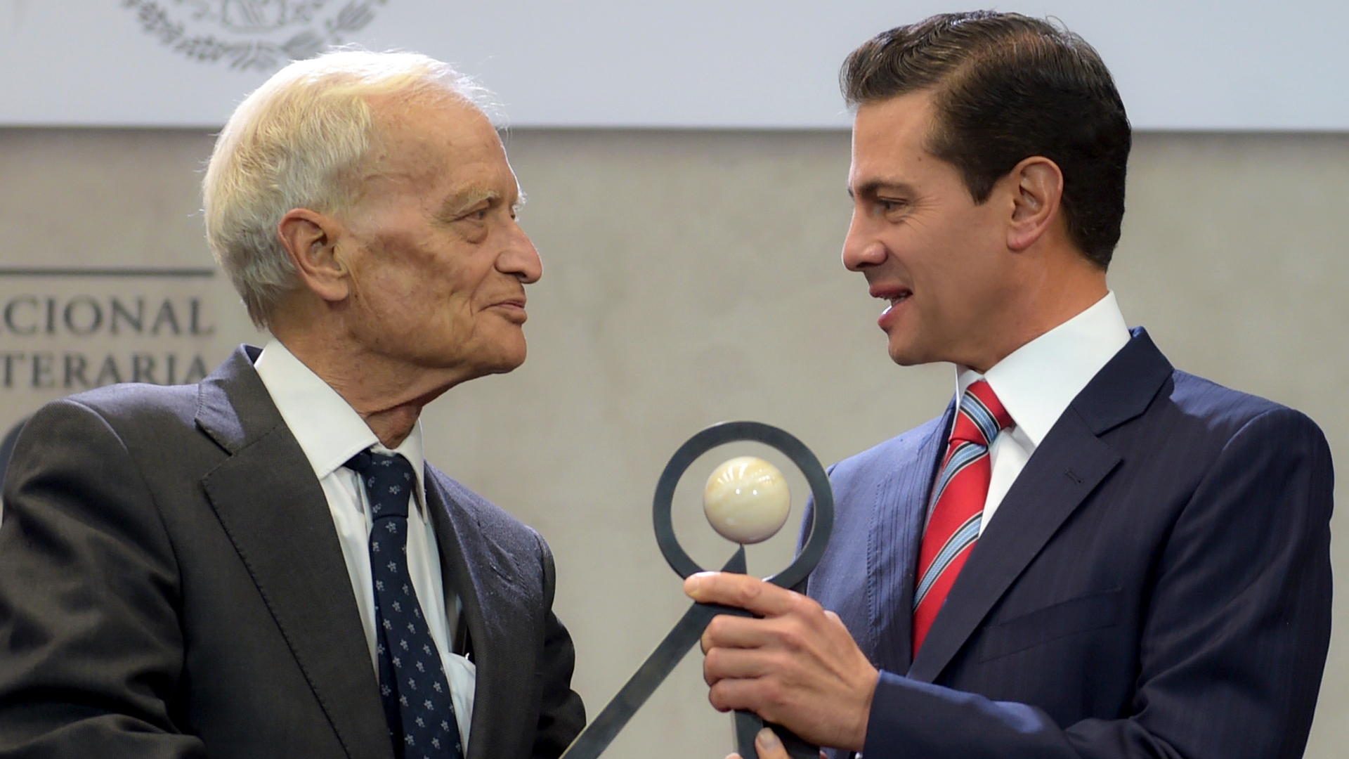 "De la crítica se aprende": Enrique Peña Nieto - enrique-pena-nieto-premio-carlos-fuentes-2