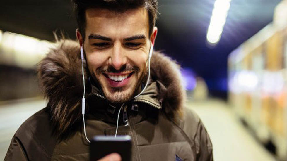 El consejo para no quedarse sordo por escuchar música - escuchar-musica-con-audifonos-durante-mucho-tiempo-dana-el-oido