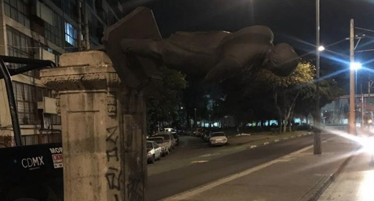Detienen a hombre que robaba estatua de Manuel Payno en Reforma