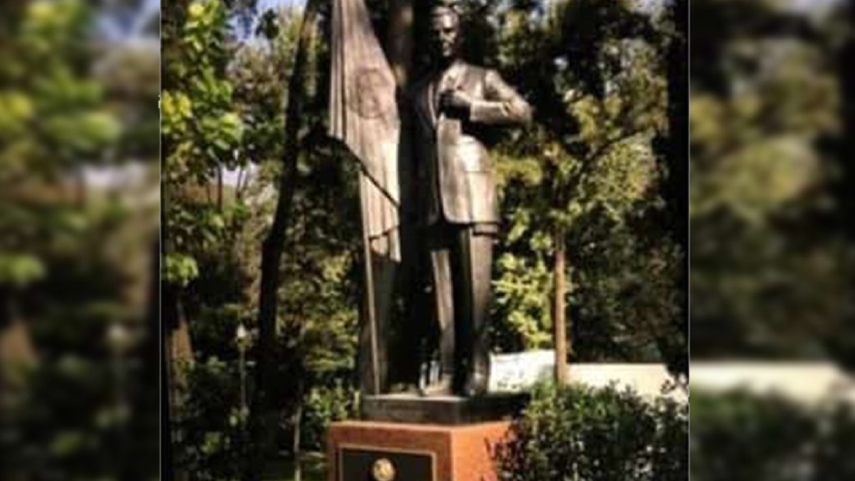 Colocan estatua de Peña Nieto en Los Pinos Colocan estatua de Peña Nieto en Los Pinos