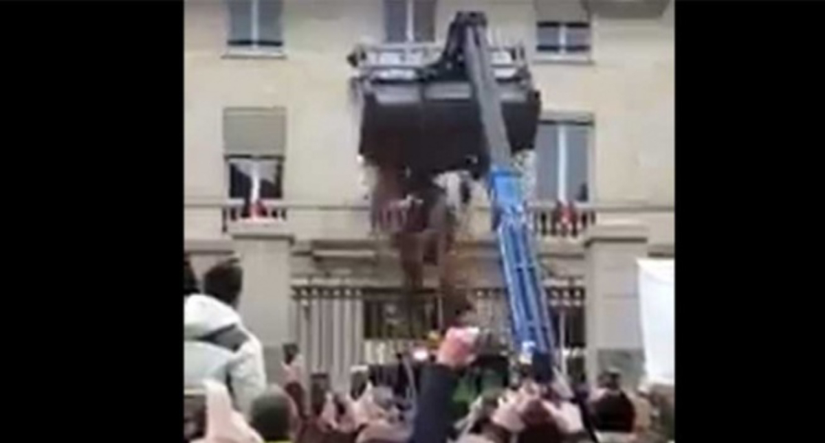 Manifestantes arrojan excremento a sede del gobierno francés