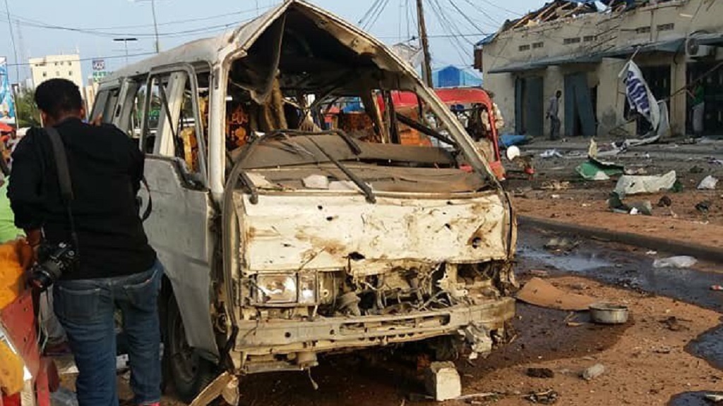 #Video Estallido de coches bomba mata a 10 en Somalia