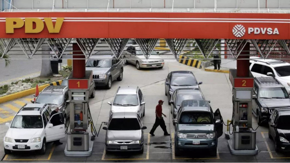 Largas filas en Venezuela por unos litros de gasolina