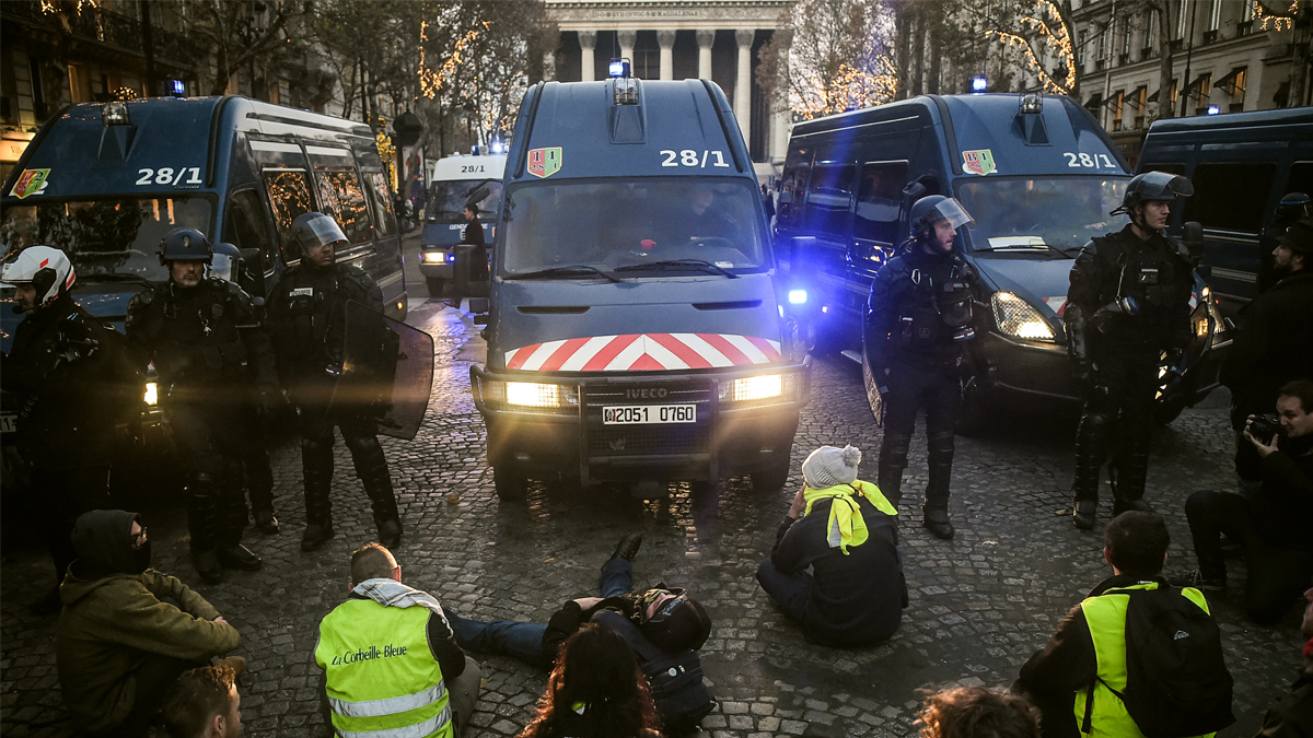 Mujer muere durante protesta nacional en Francia