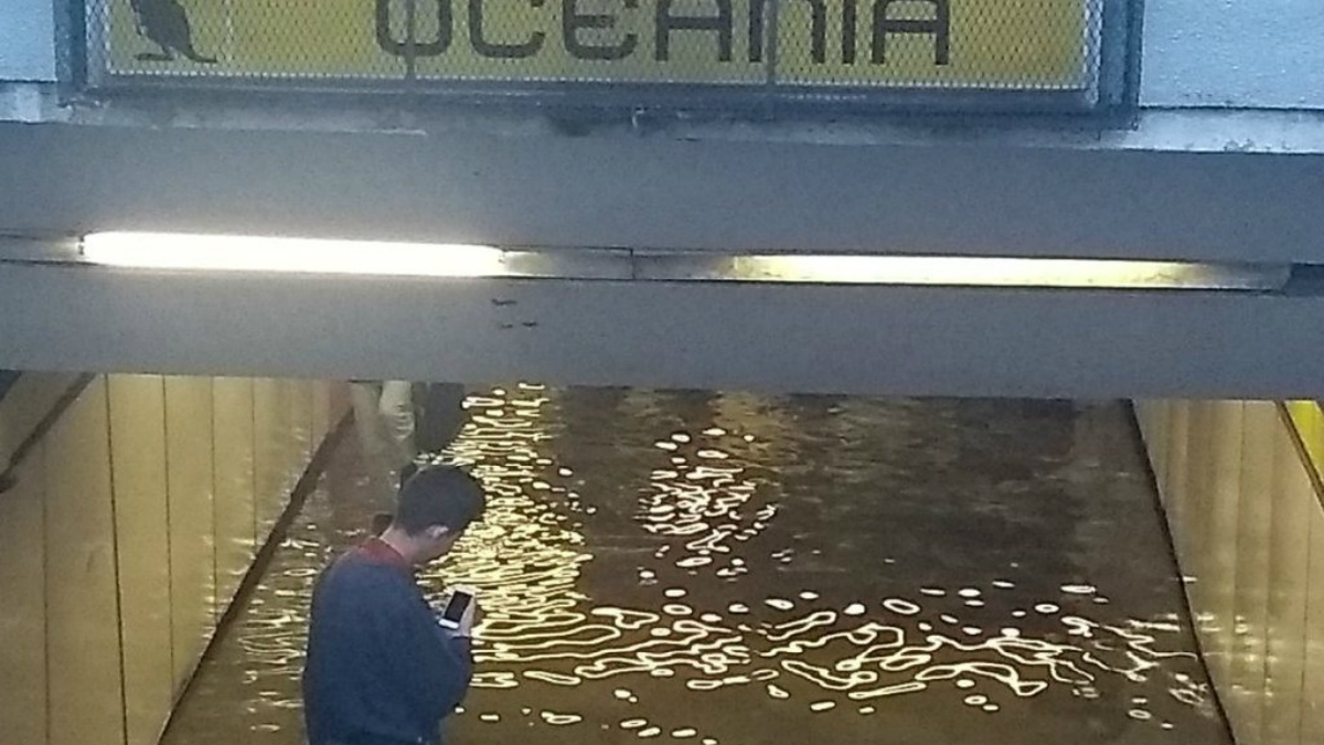 Fuga de agua provoca inundación en el Metro Oceanía