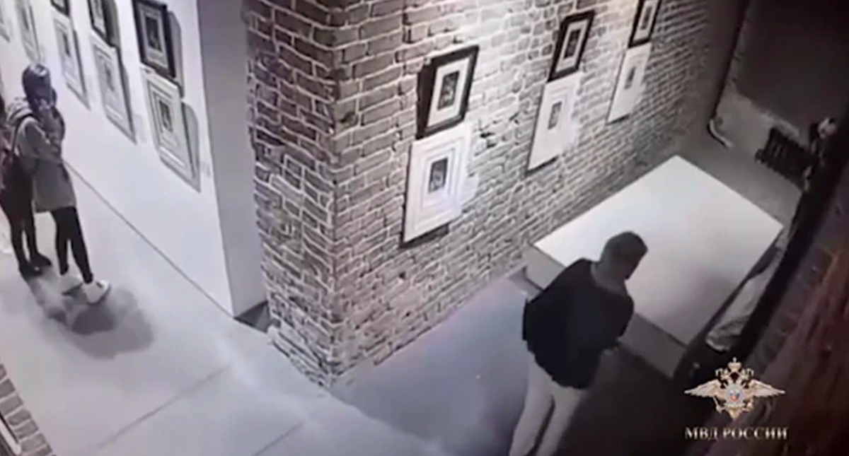 #Video Tiran Dalí y Goya en galería por tomarse una selfie