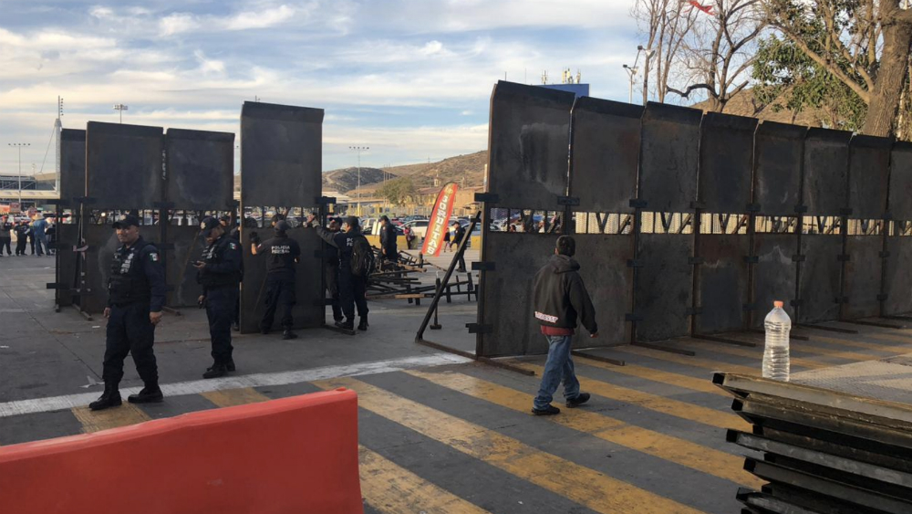 Policía Federal coloca vallas metálicas en la garita de San Ysidro