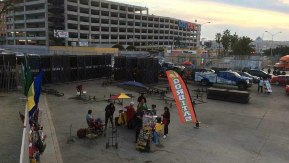 Policía Federal coloca vallas metálicas en la garita de San Ysidro - garita-san-ysidro-tijuana-policia-federal