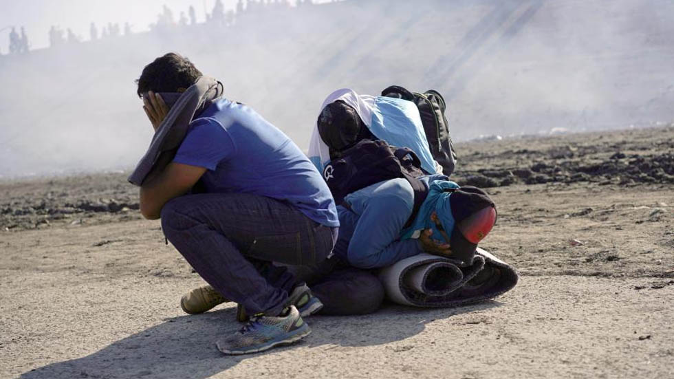 Gas lacrimógeno: usado para controlar disturbios pero prohibido en la guerra - gas-lacrimogeno-frontera-migrantes-estados-unidos-2