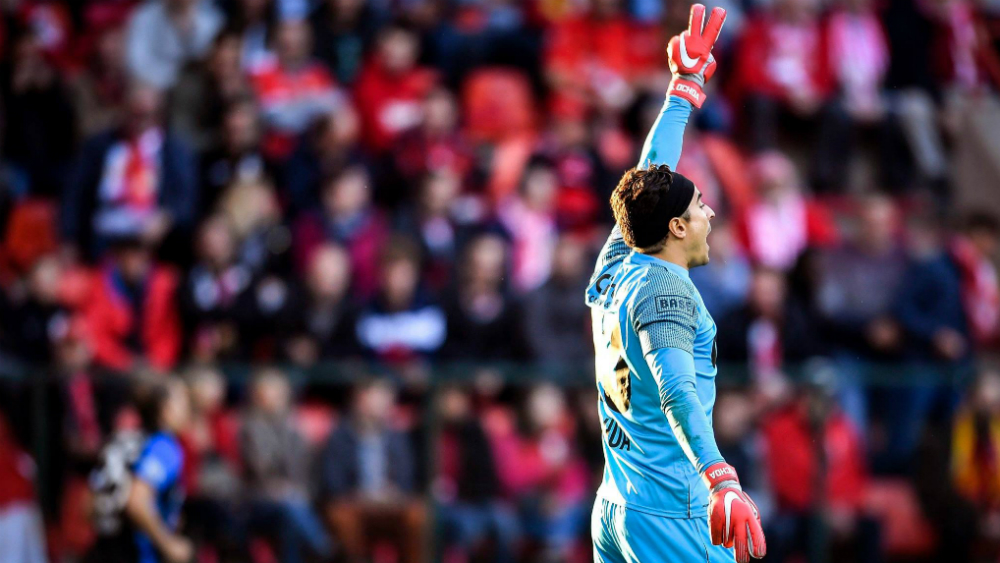 Ochoa y Standard caen ante el último lugar de la liga de Bélgica