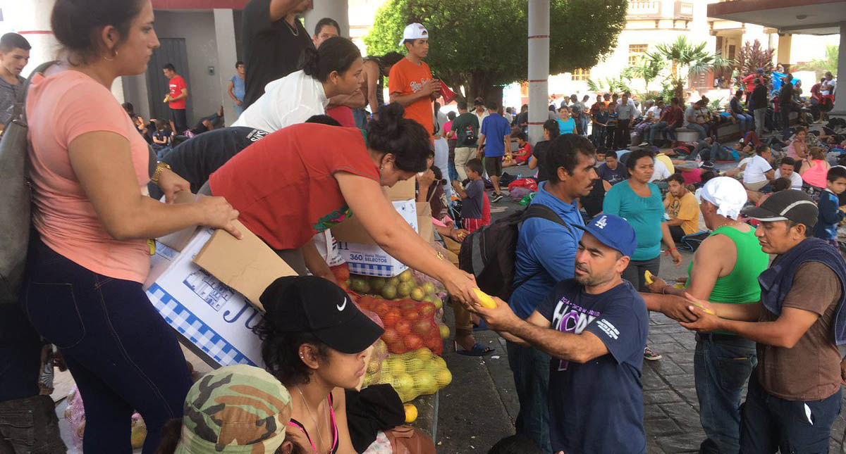 Tercera caravana migrante arriba a Tapachula - habitantes-de-tapachula-reparten-fruta-a-migrantes-de-tercera-caravana