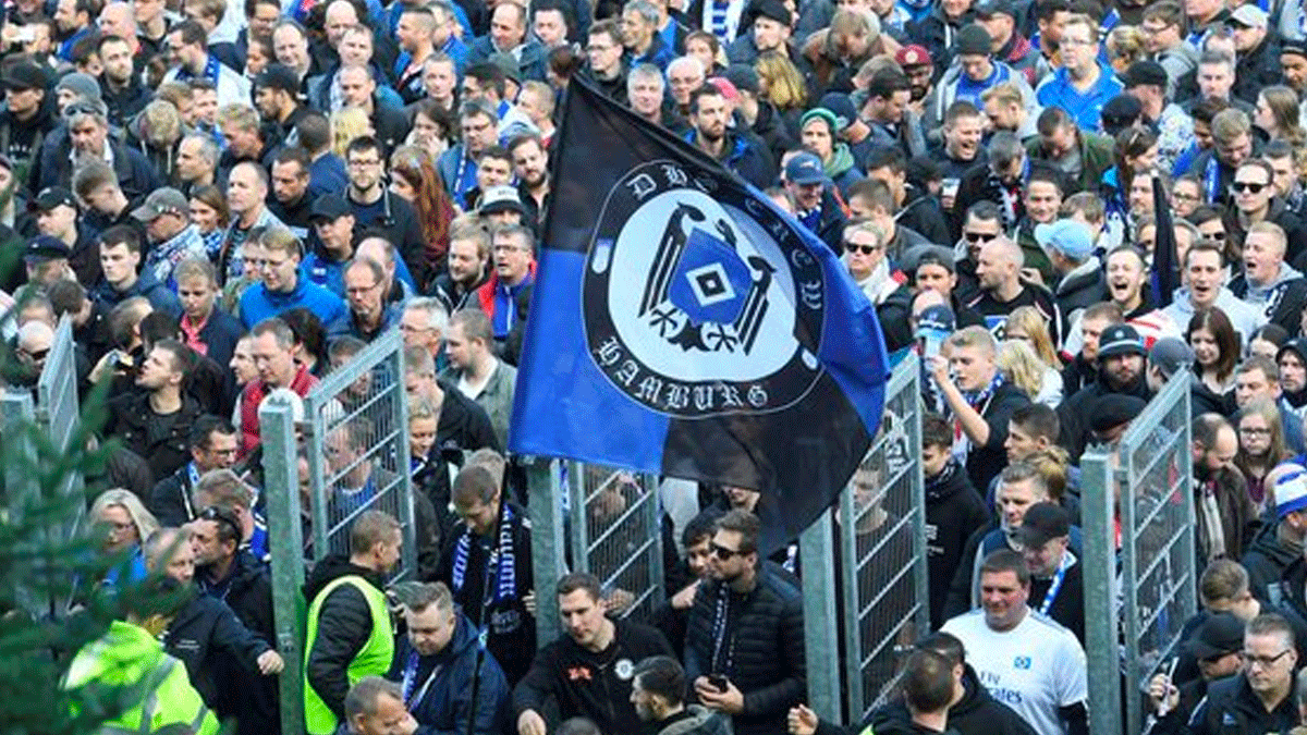 Trasladan en helicóptero a aficionado del Hamburgo tras caída