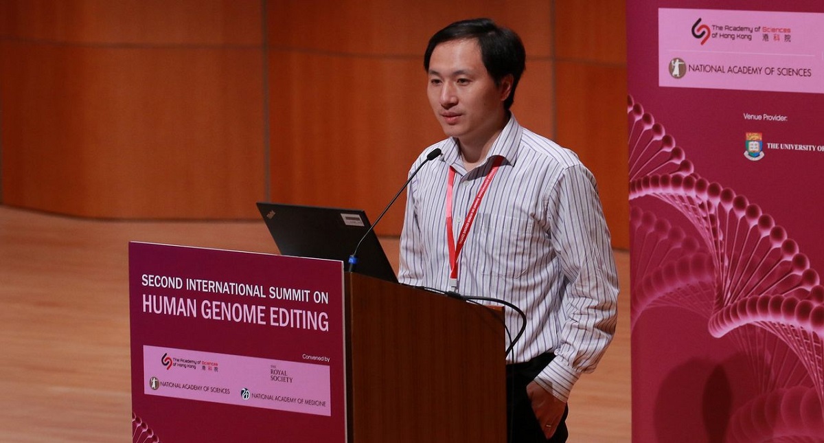Científico chino suspende ensayos de bebés genéticamente modificados - he-jiankui-en-conferencia