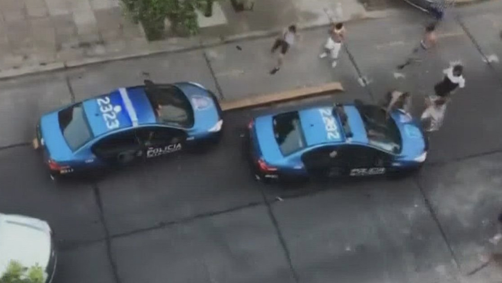#Video Ataque de ‘barrabravas’ a policías en Buenos Aires