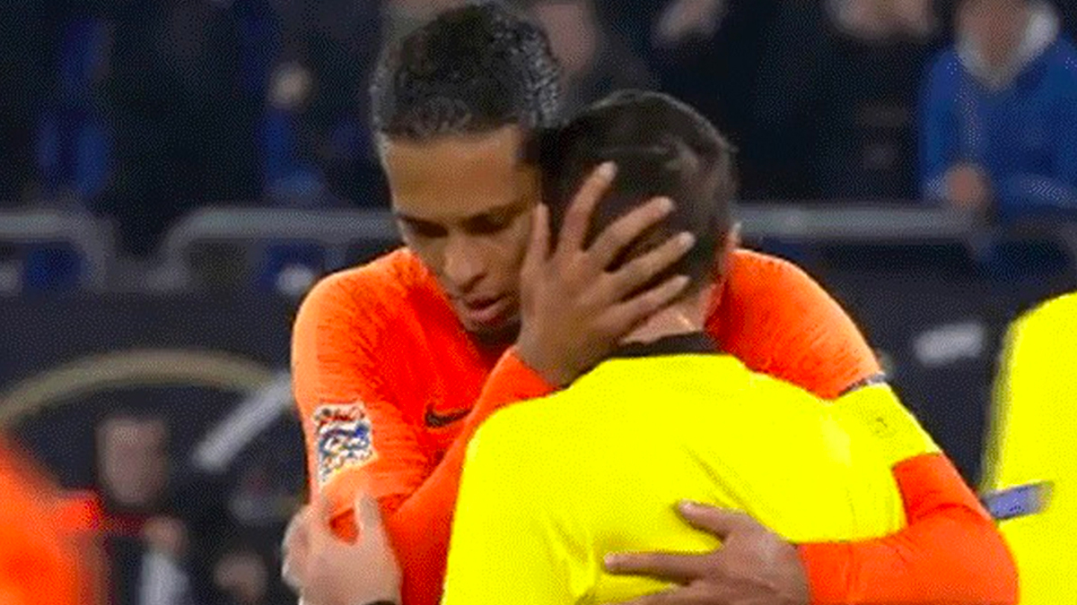 #Video Virgil Van Dijk consuela a arbitro por la muerte de su madre
