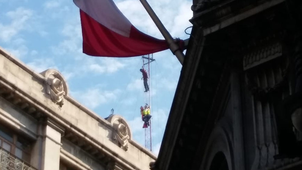#Video Hombre sube a antena de edificio en el Centro Histórico